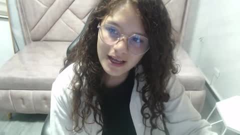 velvet_moon_v online show from February 3, 2026, 7:41 pm