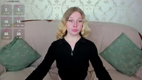 velvet_peach_ online show from September 11, 2025, 11:54 am