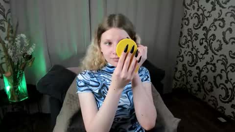 velvet_peach_ online show from November 21, 2025, 11:20 am