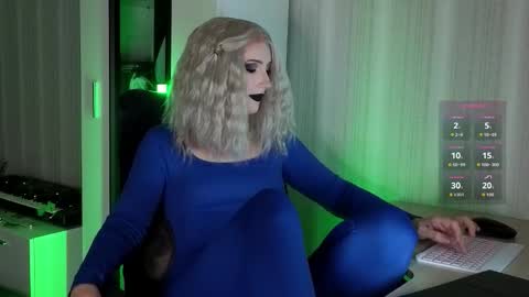 Snapshot of velvet_siren chatting on November 11, 2025, 10:15 am Violet online show from November 11, 2025, 10:15 am