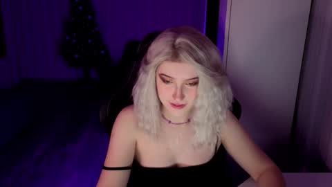 Snapshot of velvet_siren chatting on January 18, 2026, 1:26 pm Violet online show from January 18, 2026, 1:26 pm