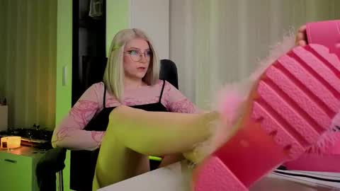 Snapshot of velvet_siren chatting on March 2, 2026, 9:49 am Violet online show from March 2, 2026, 9:49 am