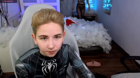 CLEOshort hair  TIna long hair  online show from December 29, 2024, 1:49 pm