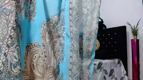 venus_menoza online show from December 5, 2024, 1:06 pm