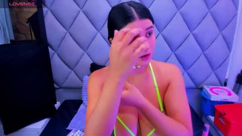 Venusowen  online show from November 27, 2025, 1:02 pm