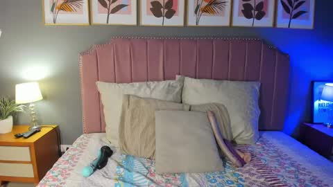 Veronica  online show from March 12, 2025, 12:04 pm