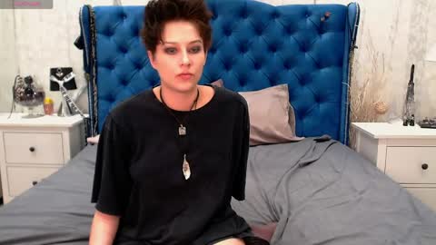 Snapshot of via_mayer chatting on May 17, 2026, 5:53 pm Via online show from May 17, 2026, 5:53 pm