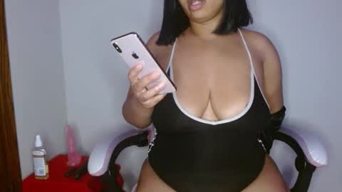 Snapshot of vibe_xxxo chatting on May 1, 2026, 5:01 am vibe_xxxo online show from May 1, 2026, 5:01 am