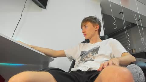 vibemygirl online show from February 6, 2025, 1:10 pm