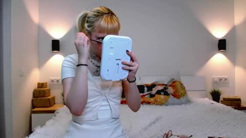 EliQueen online show from April 9, 2026, 5:07 am