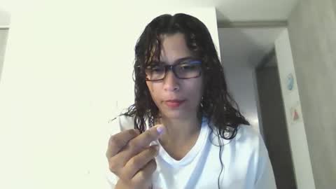 Vicky  online show from April 21, 2026, 1:42 am