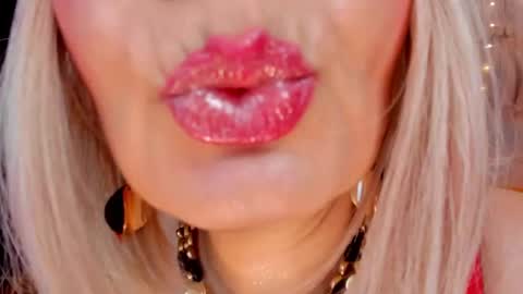 diorvictoria9 online show from December 19, 2024, 6:45 pm