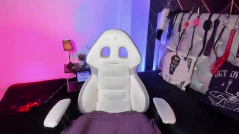 victoria_floyd1 online show from April 21, 2026, 8:44 pm