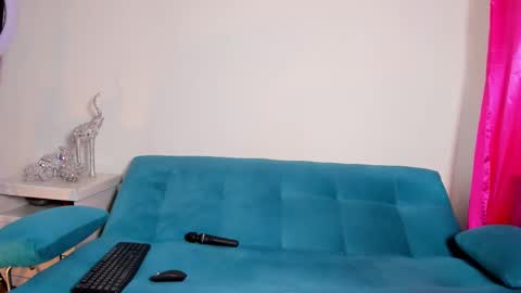 Victoria  online show from November 17, 2025, 5:08 pm