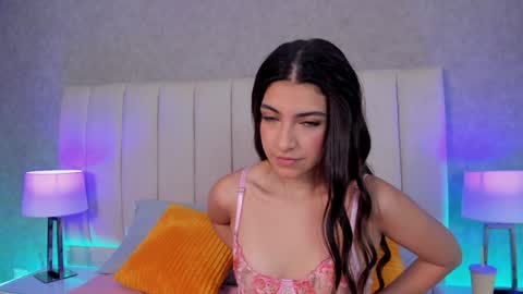  Victoria Lozano  online show from December 18, 2024, 12:40 pm