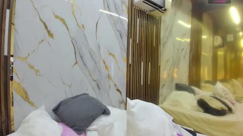 Victoria  online show from December 21, 2025, 7:54 pm