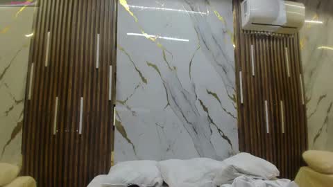 Victoria  online show from April 20, 2026, 9:05 pm