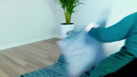 Miss V online show from November 22, 2025, 5:39 am