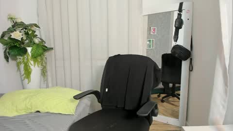 viictoriiasaenz online show from April 22, 2026, 6:05 am