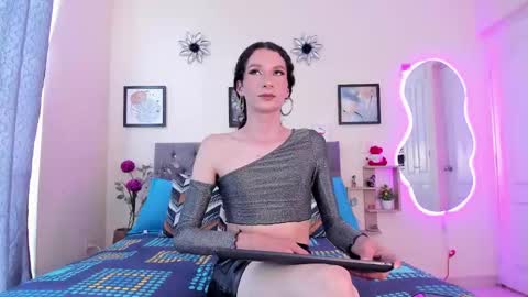 Violet online show from December 22, 2025, 6:27 pm