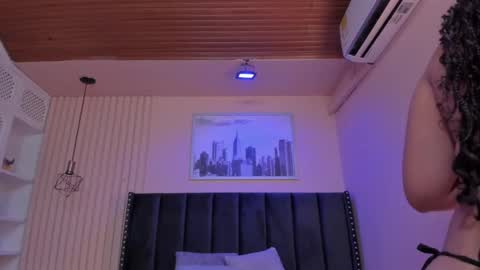 Viiolett online show from February 20, 2025, 7:30 pm