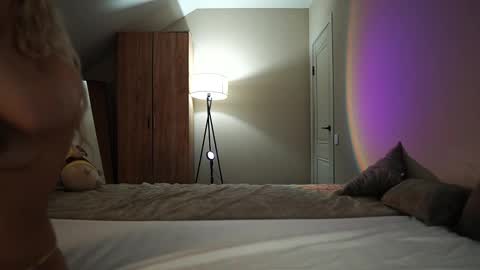 VIKKI online show from October 13, 2025, 10:48 am