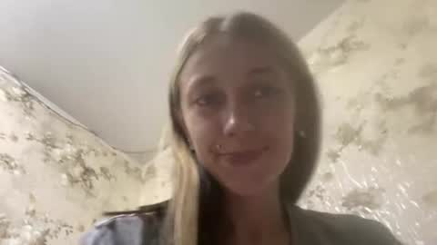 Snapshot of viktoria9898 chatting on August 7, 2026, 11:40 pm Sweett online show from August 7, 2026, 11:40 pm