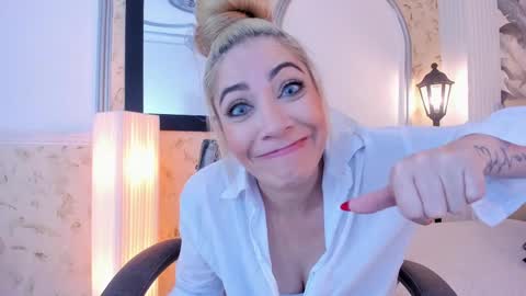 Snapshot of viktoria_davis_ chatting on January 11, 2025, 6:23 pm Viktoria online show from January 11, 2025, 6:23 pm