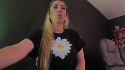 Snapshot of viktoria_davis_ chatting on March 10, 2025, 10:34 pm Viktoria online show from March 10, 2025, 10:34 pm