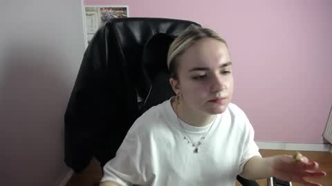 viktoria_lovely online show from April 24, 2026, 6:27 am