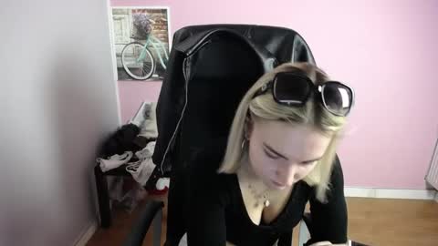 viktoria_lovely online show from April 28, 2026, 5:34 am