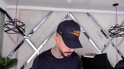 Snapshot of vinzenzrizzo chatting on November 6, 2025, 5:19 am ---Vinzen--- online show from November 6, 2025, 5:19 am