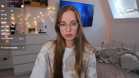 Snapshot of violet_blue_eyes chatting on March 18, 2026, 1:47 pm Violet online show from March 18, 2026, 1:47 pm