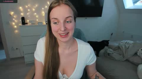Snapshot of violet_blue_eyes chatting on March 27, 2026, 12:49 pm Violet online show from March 27, 2026, 12:49 pm