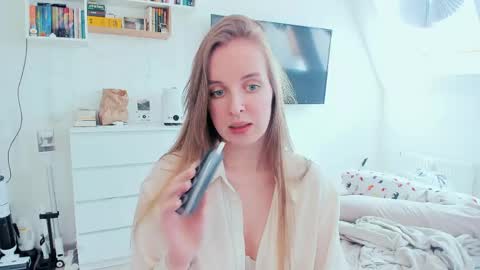 Snapshot of violet_blue_eyes chatting on May 5, 2026, 1:30 pm Violet online show from May 5, 2026, 1:30 pm