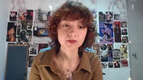 Snapshot of violet_bluee chatting on February 15, 2025, 10:11 am Violet online show from February 15, 2025, 10:11 am