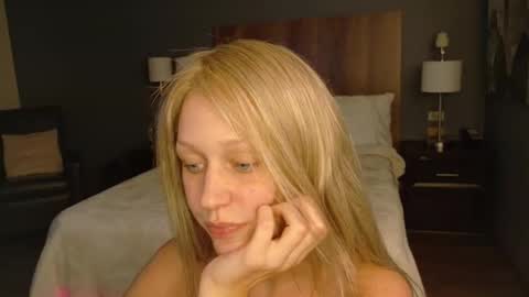 violet_winter97 online show from March 28, 2026, 3:11 pm