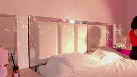 Violet online show from November 19, 2025, 5:13 pm