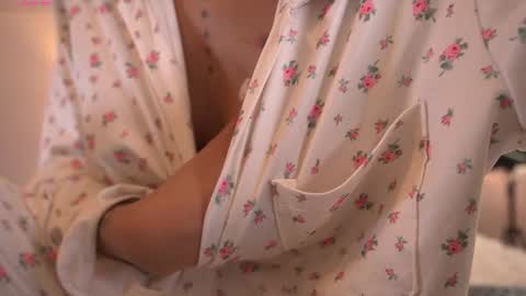 Snapshot of violeth___ chatting on June 22, 2026, 10:23 am violeth___ online show from June 22, 2026, 10:23 am