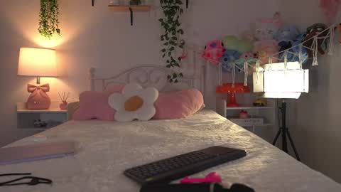 Snapshot of violeth___ chatting on July 15, 2026, 11:04 am violeth___ online show from July 15, 2026, 11:04 am