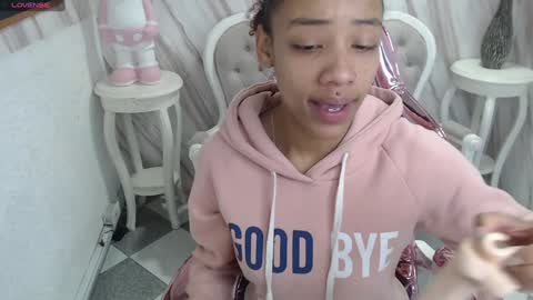 violeth_b online show from December 3, 2024, 12:38 pm