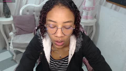 violeth_b online show from December 17, 2024, 12:43 pm