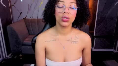 violeth_b online show from November 28, 2025, 2:42 pm