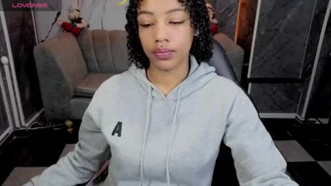 violeth_b online show from April 15, 2026, 1:18 pm