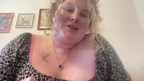 Snapshot of violetlyhappy chatting on May 1, 2026, 6:23 pm violetlyhappy online show from May 1, 2026, 6:23 pm