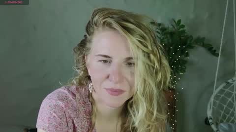 Snapshot of violetplath chatting on September 12, 2025, 7:25 pm Violet next stream December 6 online show from September 12, 2025, 7:25 pm