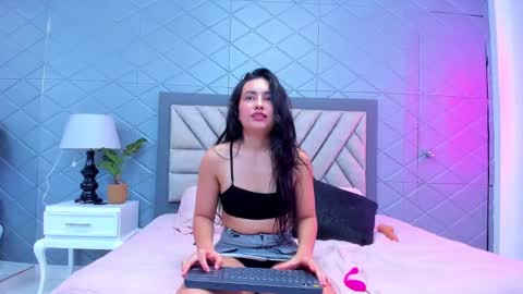 Snapshot of violetrousse chatting on February 10, 2025, 6:56 pm Violet Rousse online show from February 10, 2025, 6:56 pm