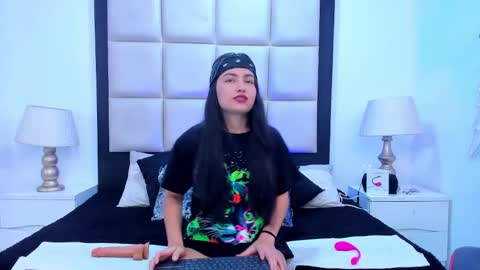 Snapshot of violetrousse chatting on February 16, 2025, 12:32 pm Violet Rousse online show from February 16, 2025, 12:32 pm