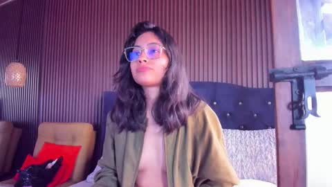 Snapshot of violetrousse chatting on February 17, 2026, 5:52 pm Violet Rousse online show from February 17, 2026, 5:52 pm