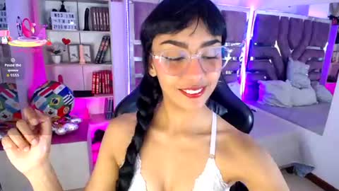 Snapshot of violett_garden chatting on July 8, 2026, 11:26 am Violet online show from July 8, 2026, 11:26 am